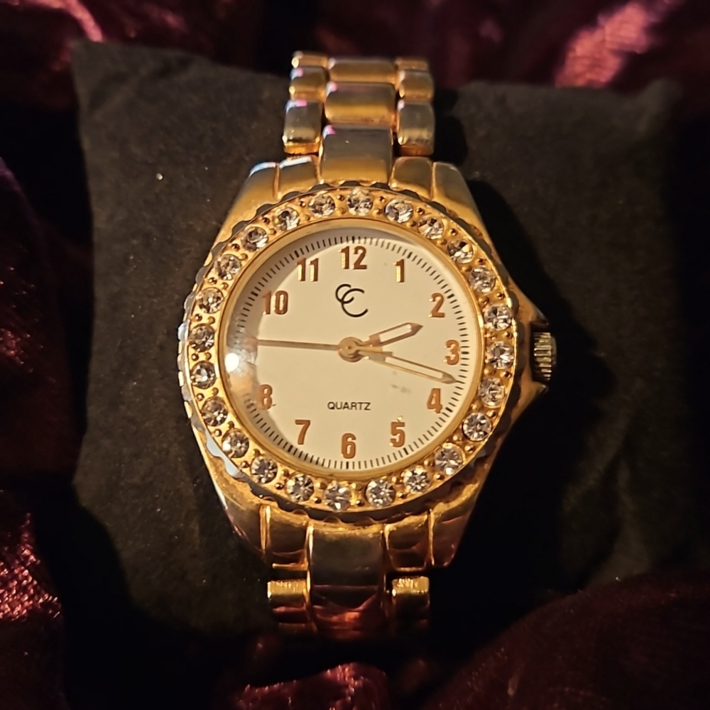 Ladies Charming Charlie wristwatch